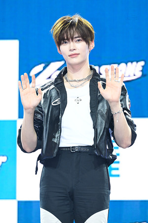 [포토] 제로베이스원 성한빈 '안녕'