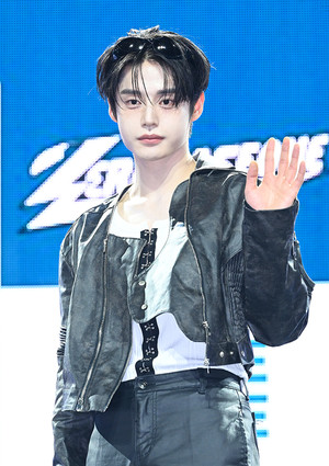 [포토] 제로베이스원 김지웅 '반가운 인사'