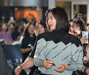 [포토] 전지현 '팬 부름에 돌아보는 여신'