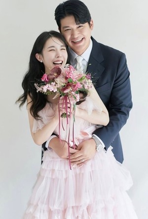 '온주완♥' 방민아, 11월 결혼 앞두고 '겹경사'...친언니 린아, 결혼 8개월만 '임신'