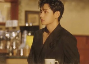 전국민 3분의 1이 가입했다...군백기도 무색 'BTS 뷔의 경제학'
