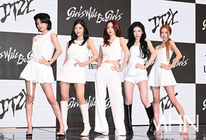 "가장 먼저 알리고 싶었다" ITZT(있지), 멤버 전원 JYP와 재계약→팬미팅... - 뉴스 썸네일 이미지