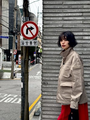 Nana展现“模特气场”街头变T台 黑白艺术氛围尽显
