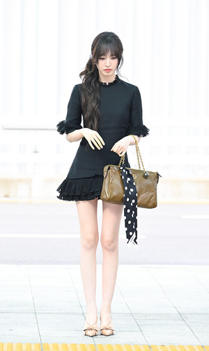 [포토] 아이브 리즈 '놀라운 슬림 각선미'