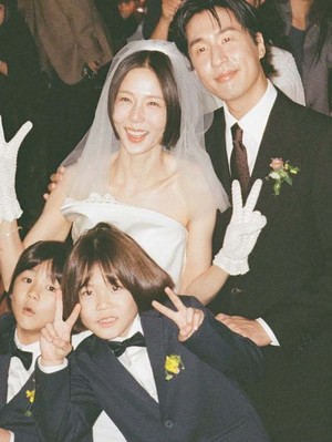 김나영♥마이큐, '재혼' 발표 이틀만 식 올렸다...두 아들도 함께 '훈훈'