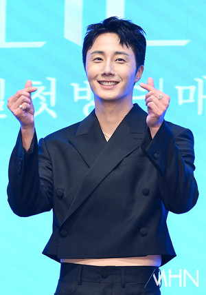 정일우, 미모의 CEO와 카페 데이트 포착?...'럽스타' 의혹에 '빛삭'