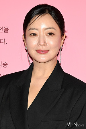 김희선, '모친상' 슬픔 딛고 현장 북귀..."다음생은 없으니까"