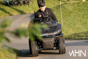메이트모빌리티 타고 신속히 움직이는 경기위원 - 뉴스 썸네일 이미지