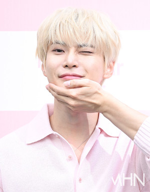 NCT 도영, '힐링 뭐 있어? 꽃비주얼에 빠져봐' [MHN영상]