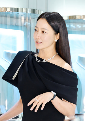 [포토] 김희선 '주얼리처럼 빛나는 얼굴'