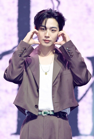 [포토] 위아이 김요한 '팬들 향한 볼하트'