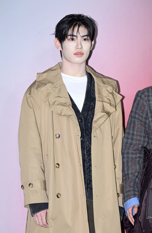 [포토] 킥플립 민제 '가을엔 트렌치코트'