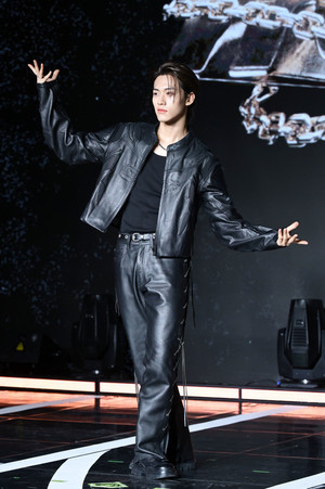 [포토] 82메이저 박석준 '양손으로 들어올리는 트로피'