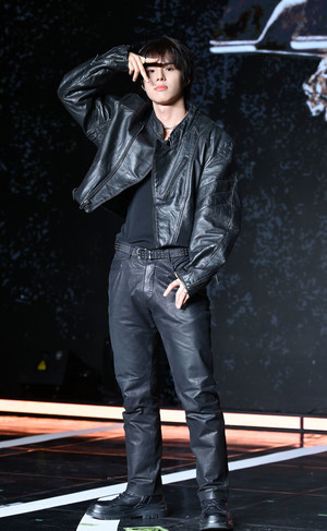 [포토] 82메이저 황성빈 '끼쟁이'