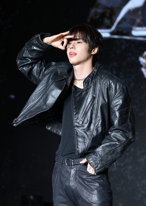 [포토] 82메이저 황성빈 '느낌 좋은 포즈'