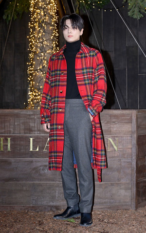 [포토] 엔하이픈 제이 '강렬한 체크무늬 코트'