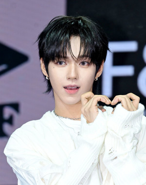 [포토] 아홉 제이엘 '깜찍한 고양이 하트'