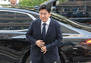 하이브 방시혁, 또 경찰 출석했다...'1900억 부당이득 혐의'로 3차 소환