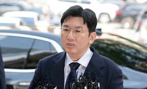 방시혁, 13시간 만에 경찰 조사 마쳤다...'1900억 부당이득 혐의' 묵묵부답