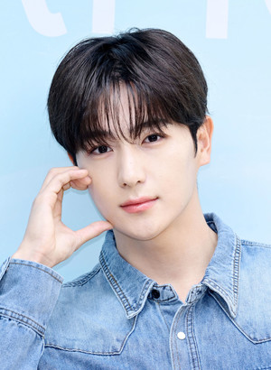 [포토] 더보이즈 현재 '심쿵 볼하트'