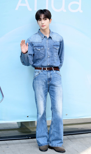 [포토] 더보이즈 현재 '멋이 넘치는 청청패션'