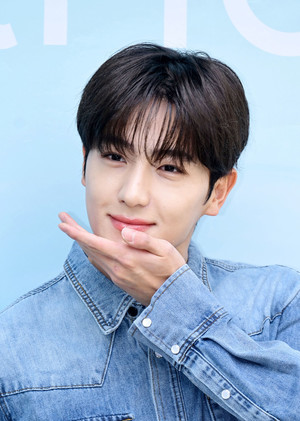 [포토] 더보이즈 현재 '아궁빵 굽는 미남'