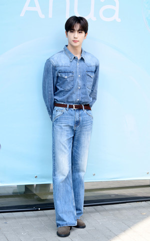 [포토] 더보이즈 현재 '청청패션으로 성수동 나들이'