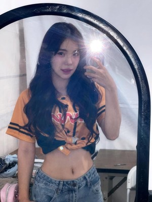 チアリーダーのイ・ダヘ、くびれたウエスト際立つセルフィーが話題に