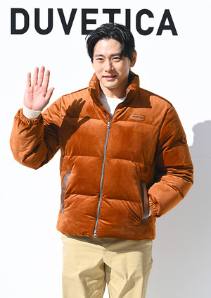 [포토] 유태오 '추위 걱정 없네'