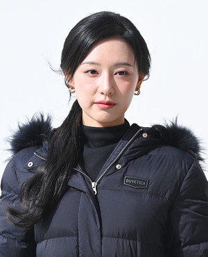 [포토] 김지원 '헷살 아래 빛나는 미녀'