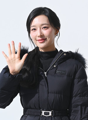 [포토] 김지원 '다정한 인사'