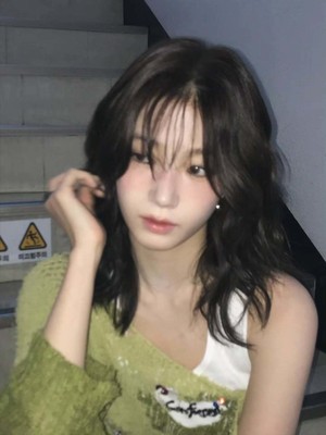 '백지헌 닮은꼴?' 르세라핌 카즈하, 찢어진 니트에 드러난 '직각' 어깨라... - 뉴스 썸네일 이미지