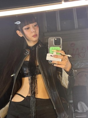 ITZY成员李彩领展现隐藏的完美身材曲线，网友惊呼气场不输俞娜