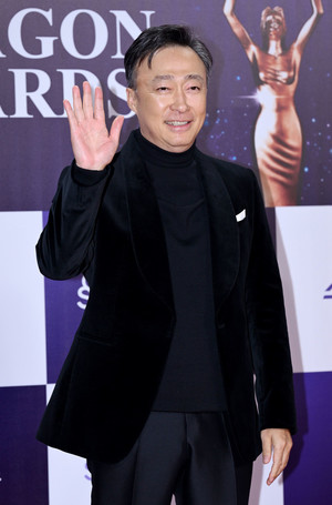 [포토] 이성민 '조연상 가져가는 어쩔수가없는 연기력'