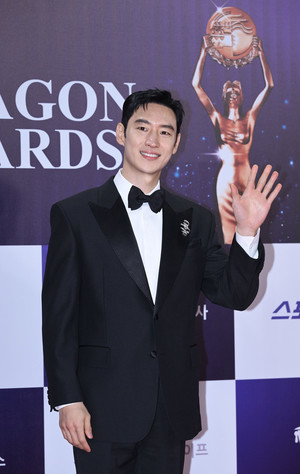 [포토] 이제훈 '하트 요정'