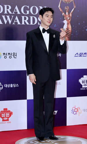 [포토] 이제훈 '사랑을 드려요'