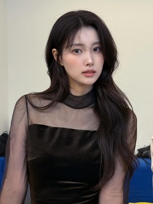 「元IZ*ONE」カン・ヘウォン、ブラックシースルーで唯一無二の女神美…本格的な女優の雰囲気漂う最新ショット