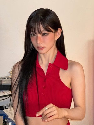 李彩英以红色露脐上衣惊艳登场 展现强烈风格引发关注