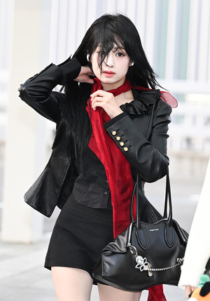 [포토] 베이비몬스터 아현 '포인트 레드로 분위기 UP'