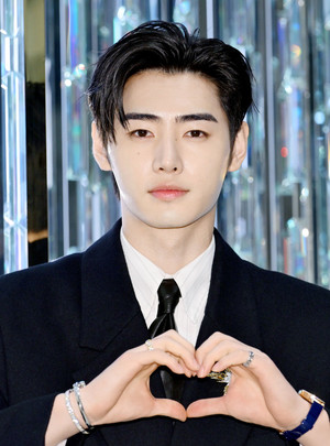 [포토] 엔하이픈 성훈 '왕자님의 하트'