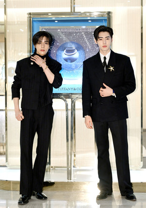 [포토] 엔하이픈 제이크-성훈 '잘생긴애 옆에 잘생긴애'