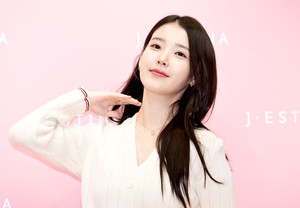 [포토] 아이유 '머리 넘기며'