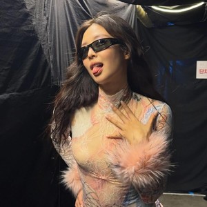 Jennie Flaunts Irresistible Charisma Backstage in Jakarta With Sunglasses and Playful Poses
