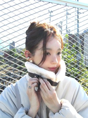 Kang Min-kyung Stuns with Effortless Fall Style During Neighborhood Walk