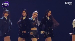 엄숙한 분위기 '마마', 홍콩 화재 고려해 '불' 없앴다...미야오, '버닝 업' 개사까지