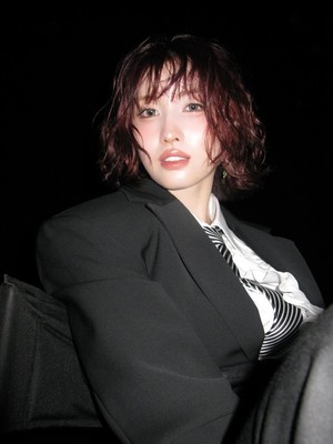 TWICEのモモ、ボタンをきちんと締めたシャツ姿でさらにセクシーに…濡れたボブヘアとスーツスタイルが魅了