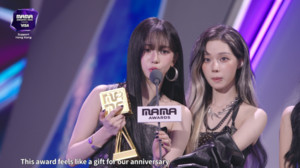 에스파, '마마'서 3관왕..."5주년 선물 같아, 내년 정규 나온다"