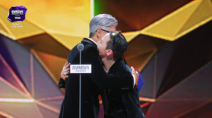 '마마' 불참인 줄 알았던 주윤발 '묵념'...지드래곤, 스키즈 '대상'→에스파 '3관왕'(종합)