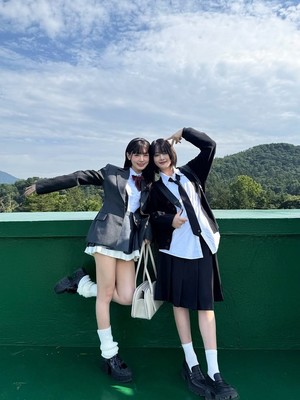 韩女团(G)I-DLE成员MINNIE校服造型引热议 与MIYEON合影宛如青春电影场景