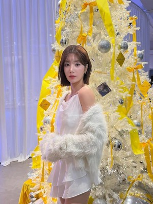 Kwon Eun-bi Shines in Chic Winter Look, Boasts Radiant Legs Even in Fur Jacket